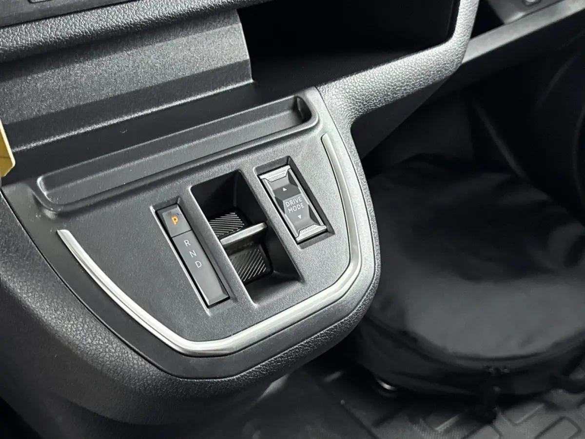 Electric L3 136pk 75 kWh | 2 Zitplaatsen rechtsvoor | Houtenafwerking laadruimte |