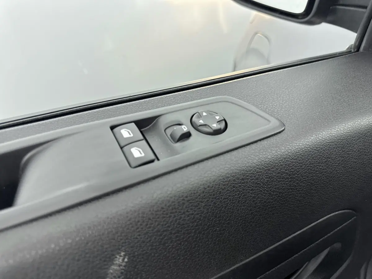 Electric L3 136pk 75 kWh | 2 Zitplaatsen rechtsvoor | Houtenafwerking laadruimte |