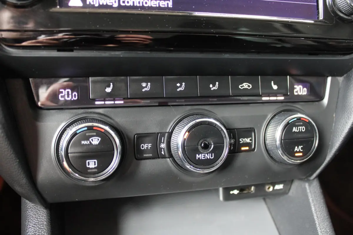 1.0 TSI Greentech Style Business|Navi|Carplay|Cruise|Stoel verw|Nieuwe distributie|Pano dak|Bi-Xenon|