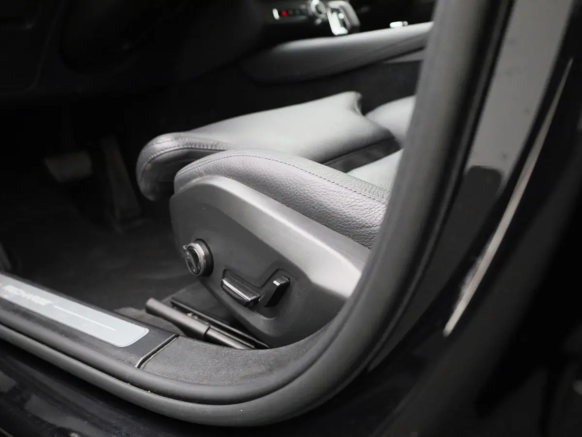 T6 PHEV Plus Dark Aut. | Apple Carplay / Android Auto | Stoelverwarming | Harman / Kardon | Stuurverwarming | Parkeersensoren | Achteruitrijcamera |