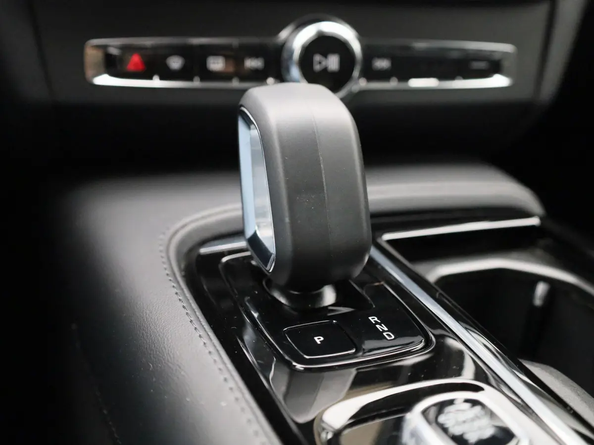 T6 PHEV Plus Dark Aut. | Apple Carplay / Android Auto | Stoelverwarming | Harman / Kardon | Stuurverwarming | Parkeersensoren | Achteruitrijcamera |