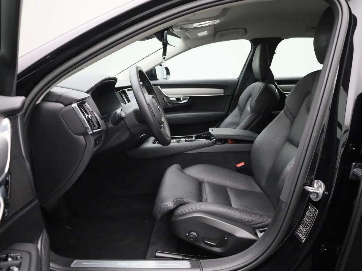 T6 PHEV Plus Dark Aut. | Apple Carplay / Android Auto | Stoelverwarming | Harman / Kardon | Stuurverwarming | Parkeersensoren | Achteruitrijcamera |