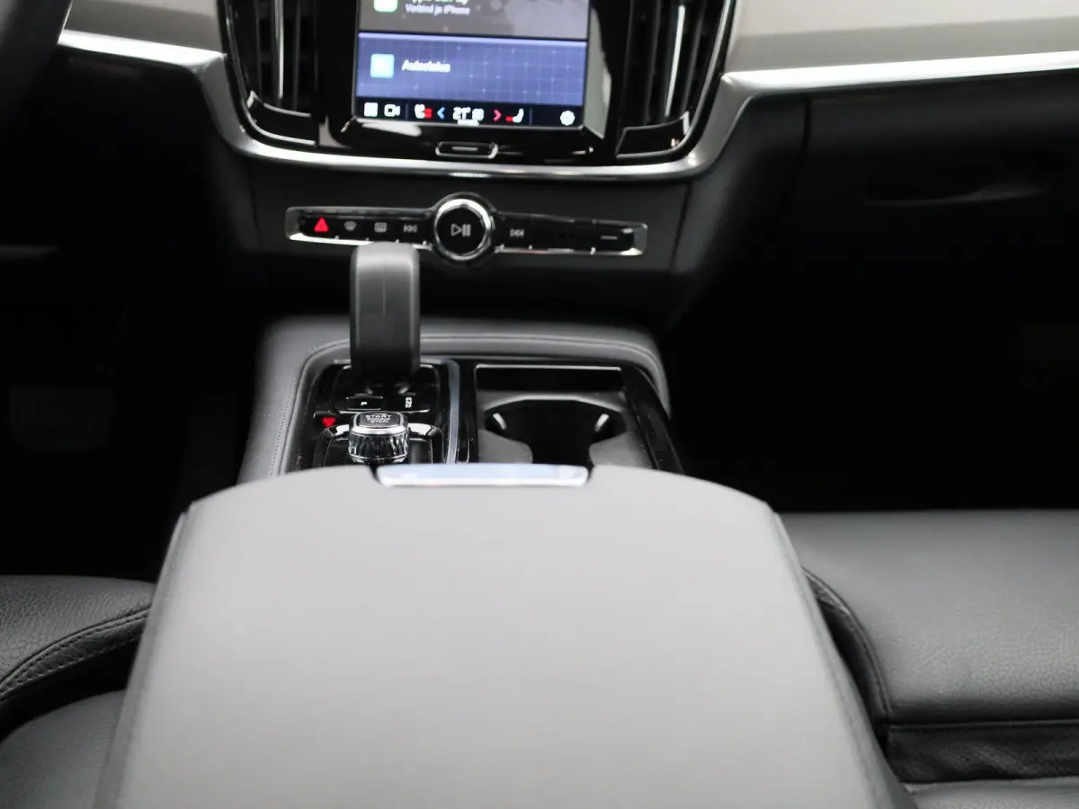 T6 PHEV Plus Dark Aut. | Apple Carplay / Android Auto | Stoelverwarming | Harman / Kardon | Stuurverwarming | Parkeersensoren | Achteruitrijcamera |