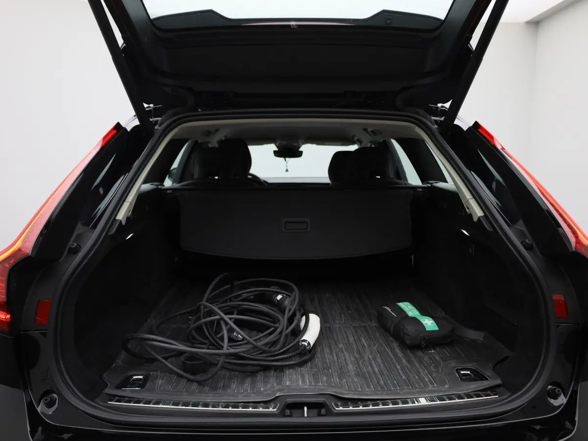 T6 PHEV Plus Dark Aut. | Apple Carplay / Android Auto | Stoelverwarming | Harman / Kardon | Stuurverwarming | Parkeersensoren | Achteruitrijcamera |