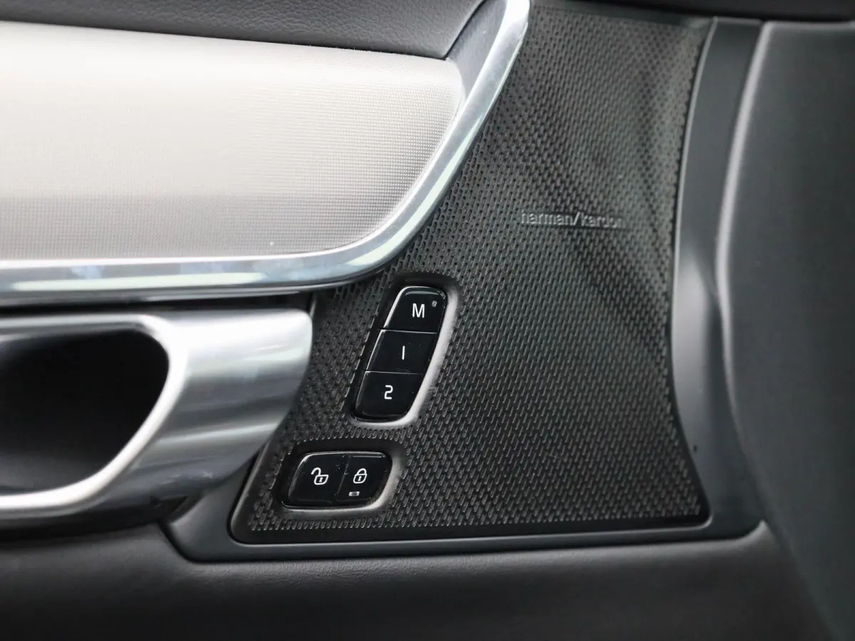 T6 PHEV Plus Dark Aut. | Apple Carplay / Android Auto | Stoelverwarming | Harman / Kardon | Stuurverwarming | Parkeersensoren | Achteruitrijcamera |