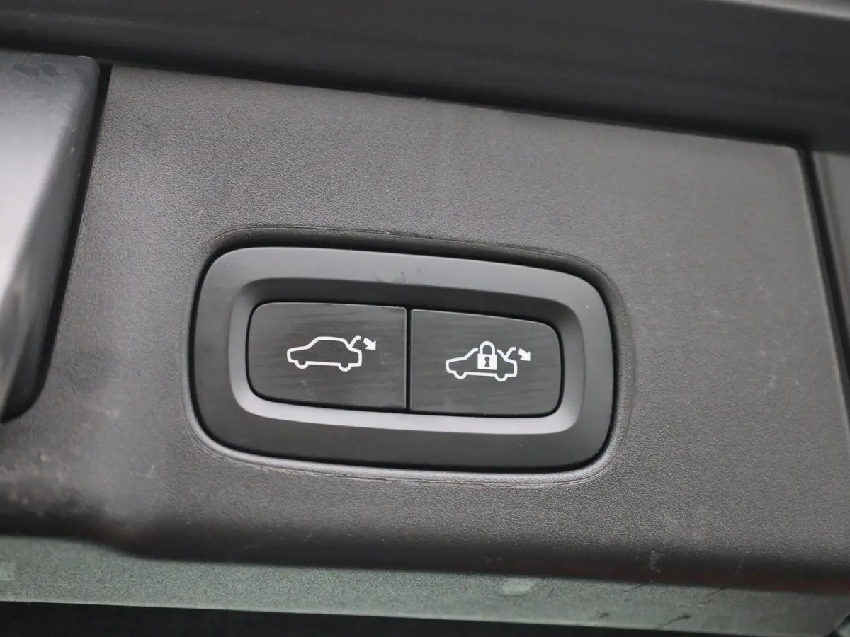 T6 PHEV Plus Dark Aut. | Apple Carplay / Android Auto | Stoelverwarming | Harman / Kardon | Stuurverwarming | Parkeersensoren | Achteruitrijcamera |