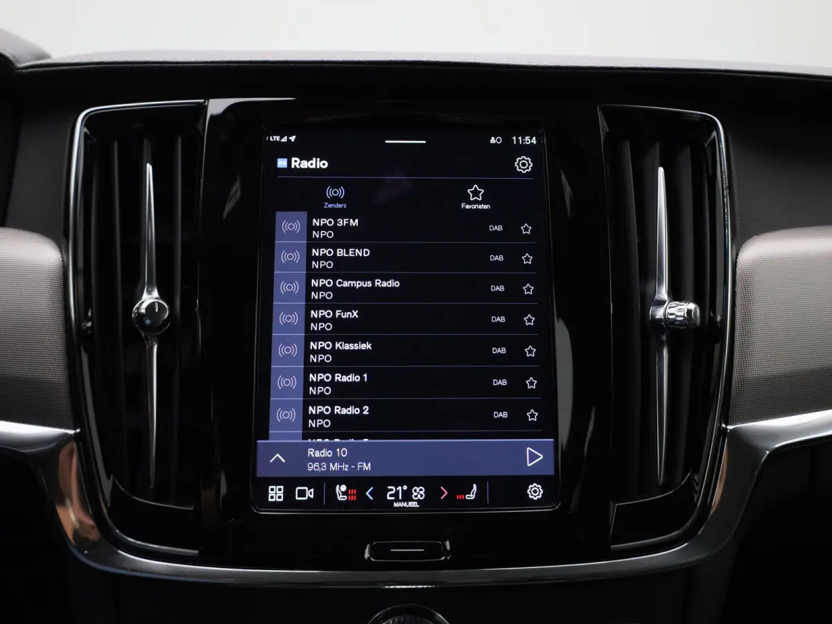 T6 PHEV Plus Dark Aut. | Apple Carplay / Android Auto | Stoelverwarming | Harman / Kardon | Stuurverwarming | Parkeersensoren | Achteruitrijcamera |
