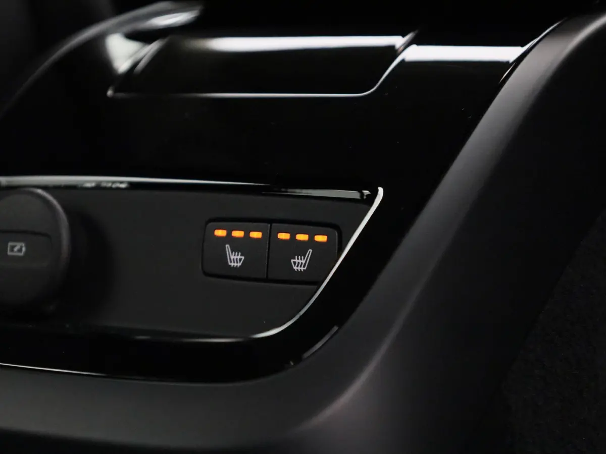 T6 PHEV Plus Dark Aut. | Apple Carplay / Android Auto | Stoelverwarming | Harman / Kardon | Stuurverwarming | Parkeersensoren | Achteruitrijcamera |