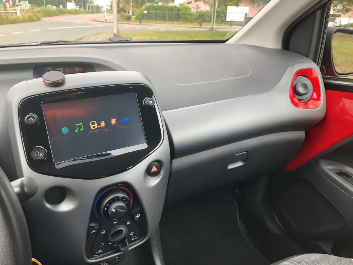 1.0 VVT-i x-play 5-drs AIRCO|APPLE/ANDROID|CAMERA|DAB|CRUISE CONTROL|BLUETOOTH|USB