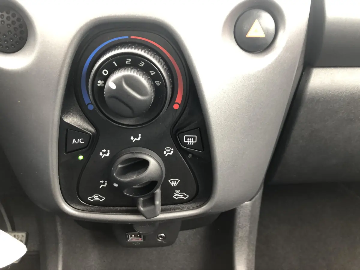 1.0 VVT-i x-play 5-drs AIRCO|APPLE/ANDROID|CAMERA|DAB|CRUISE CONTROL|BLUETOOTH|USB