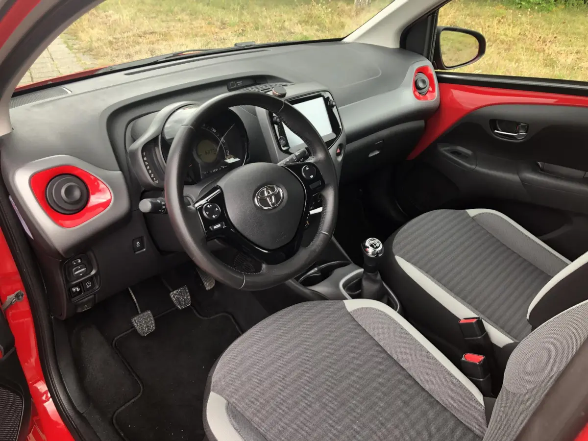 1.0 VVT-i x-play 5-drs AIRCO|APPLE/ANDROID|CAMERA|DAB|CRUISE CONTROL|BLUETOOTH|USB