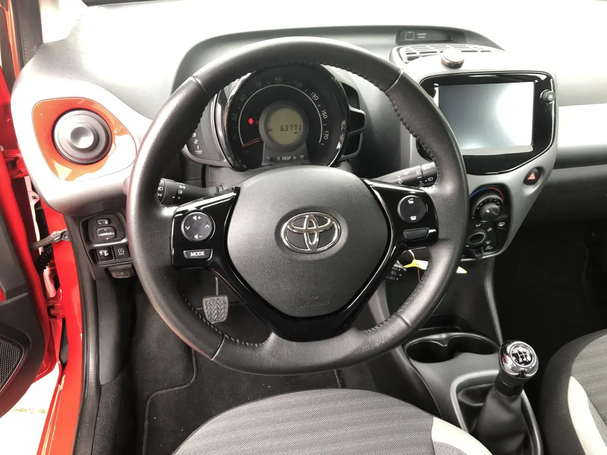 1.0 VVT-i x-play 5-drs AIRCO|APPLE/ANDROID|CAMERA|DAB|CRUISE CONTROL|BLUETOOTH|USB