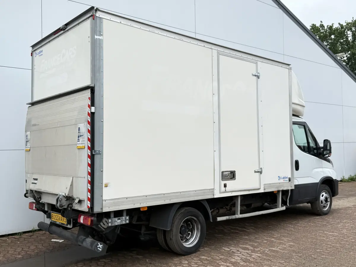 35C16 3.0 160PK Bakwagen Laadklep Zijdeur Camera Climate Control Bluetooth Meubelbak Koffer