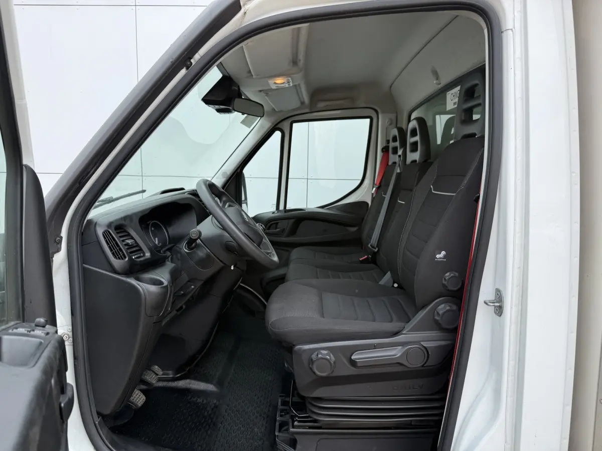 35C16 3.0 160PK Bakwagen Laadklep Zijdeur Camera Climate Control Bluetooth Meubelbak Koffer