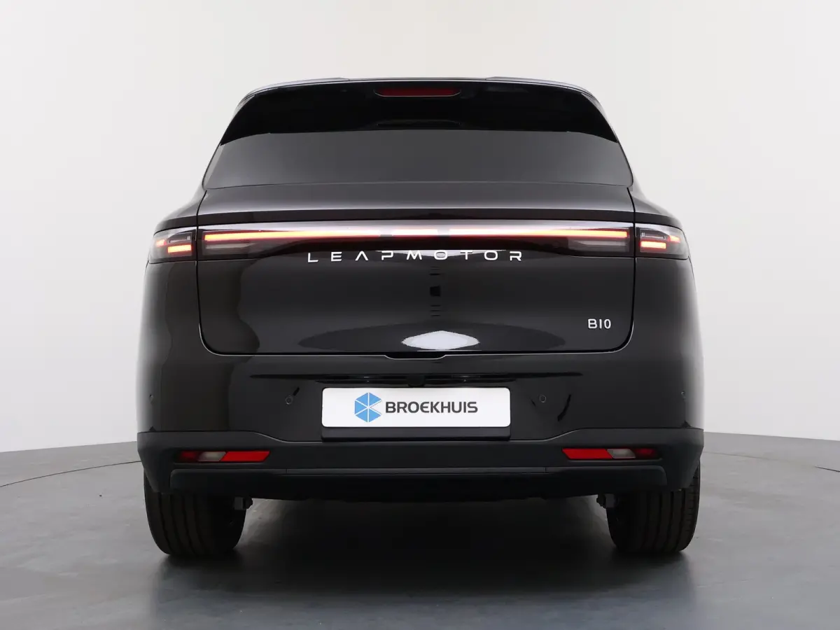 Design ProMax 67.1 kWh | €1500,- korting !! | Vanaf €499,- Private Lease per maand ! | Panoramadak | Carplay | Achteruitrijcamera | 18" Lichtmetalen Velgen | Adaptieve cruise control | P