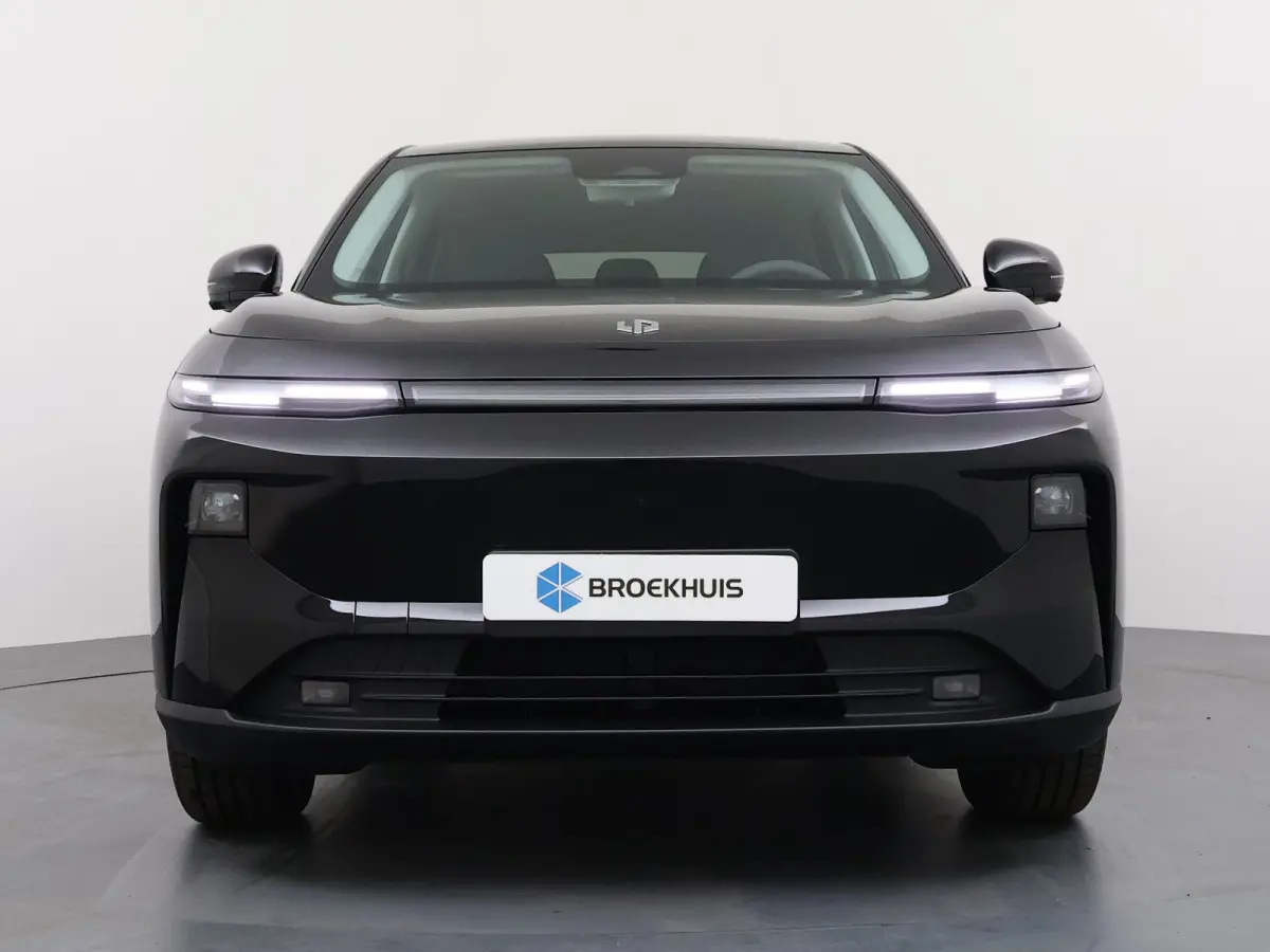 Design ProMax 67.1 kWh | €1500,- korting !! | Vanaf €499,- Private Lease per maand ! | Panoramadak | Carplay | Achteruitrijcamera | 18" Lichtmetalen Velgen | Adaptieve cruise control | P