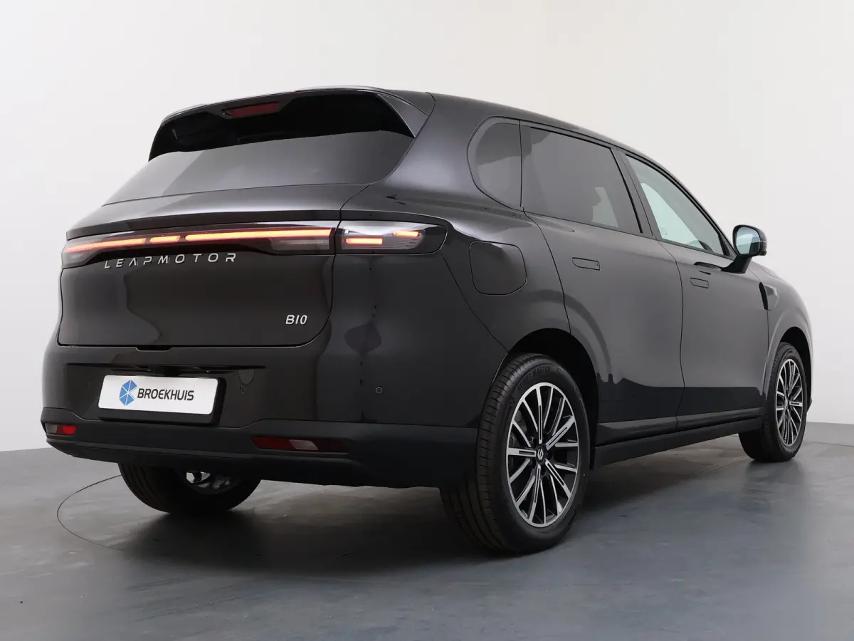 Design ProMax 67.1 kWh | €1500,- korting !! | Vanaf €499,- Private Lease per maand ! | Panoramadak | Carplay | Achteruitrijcamera | 18" Lichtmetalen Velgen | Adaptieve cruise control | P