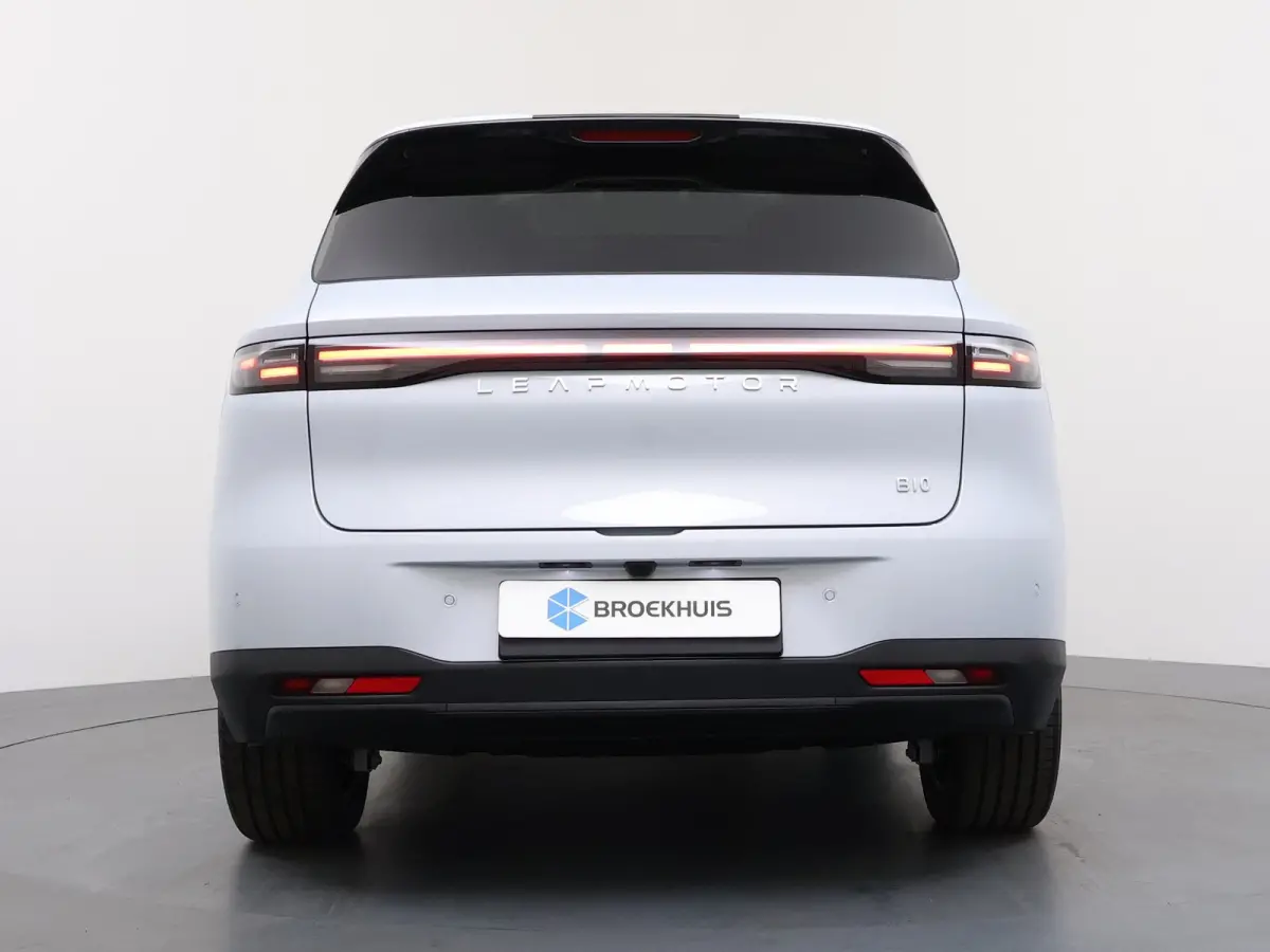 Design ProMax 67.1 kWh | €1000,- korting !! | Vanaf €499,- Private Lease per maand ! | Panoramadak | Carplay | Achteruitrijcamera | 18" Lichtmetalen Velgen | Adaptieve cruise control | P