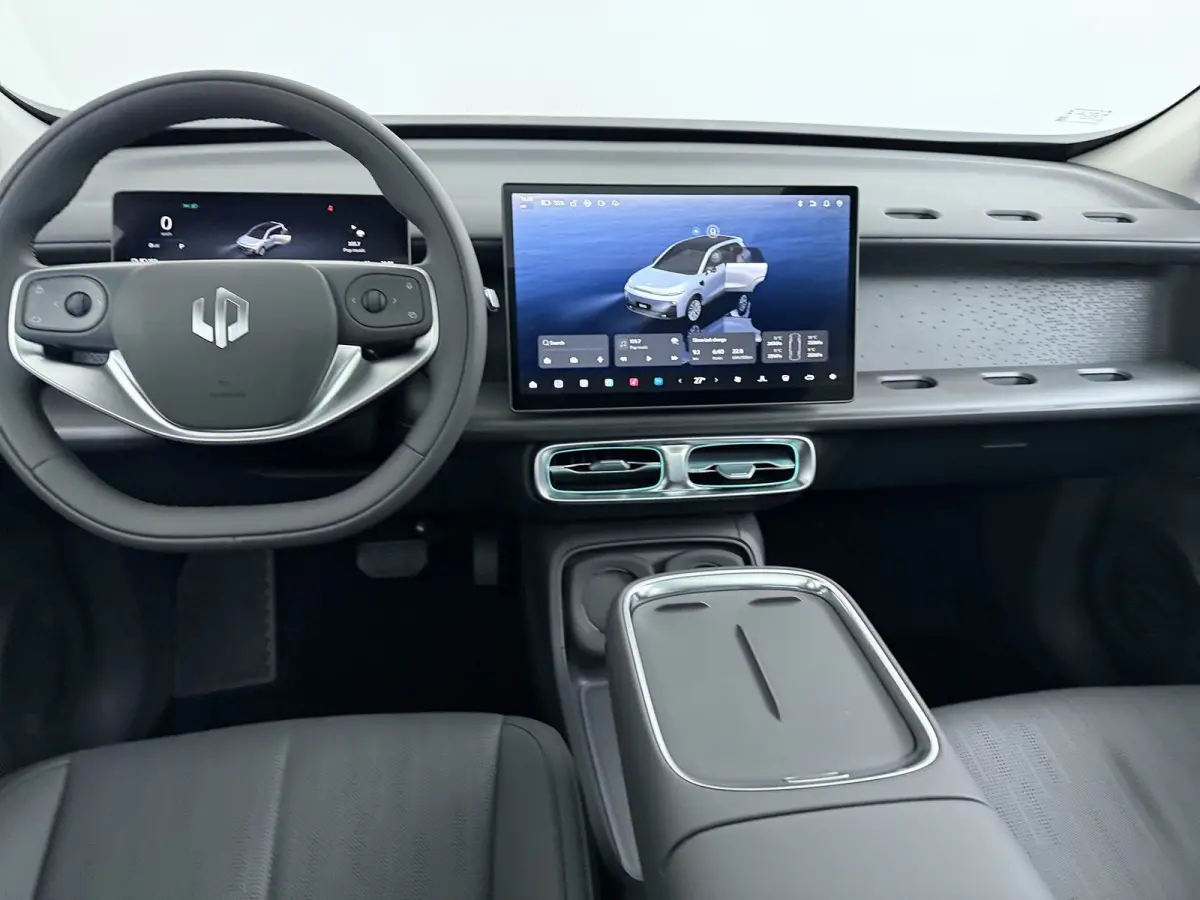 Design ProMax 67.1 kWh | €1000,- korting !! | Vanaf €499,- Private Lease per maand ! | Panoramadak | Carplay | Achteruitrijcamera | 18" Lichtmetalen Velgen | Adaptieve cruise control | P