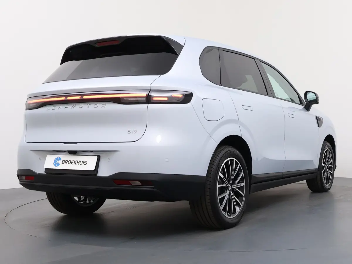Design ProMax 67.1 kWh | €1000,- korting !! | Vanaf €499,- Private Lease per maand ! | Panoramadak | Carplay | Achteruitrijcamera | 18" Lichtmetalen Velgen | Adaptieve cruise control | P