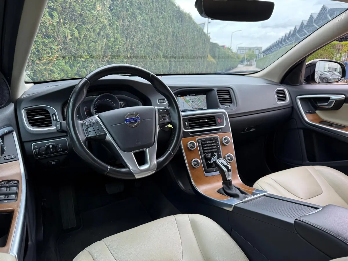 T5 Summum | Elektrische stoelen | Ledere bekleding | Cruise control |