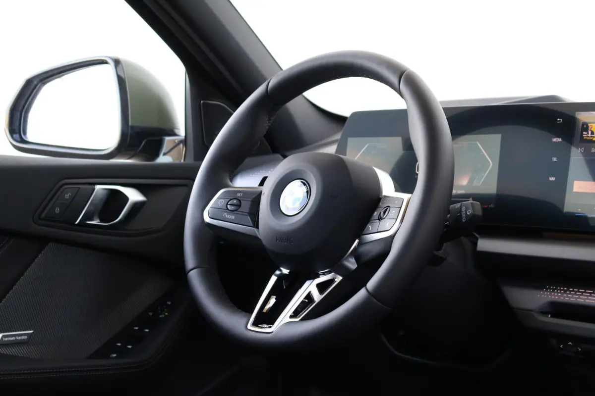 120 M Sport Design Edition | Sport Pakket Pro | Panorama Dak | Driving Assistant Plus | Harman Kardon | Invidual Frozen Urban Green | Parking Assistant Plus |