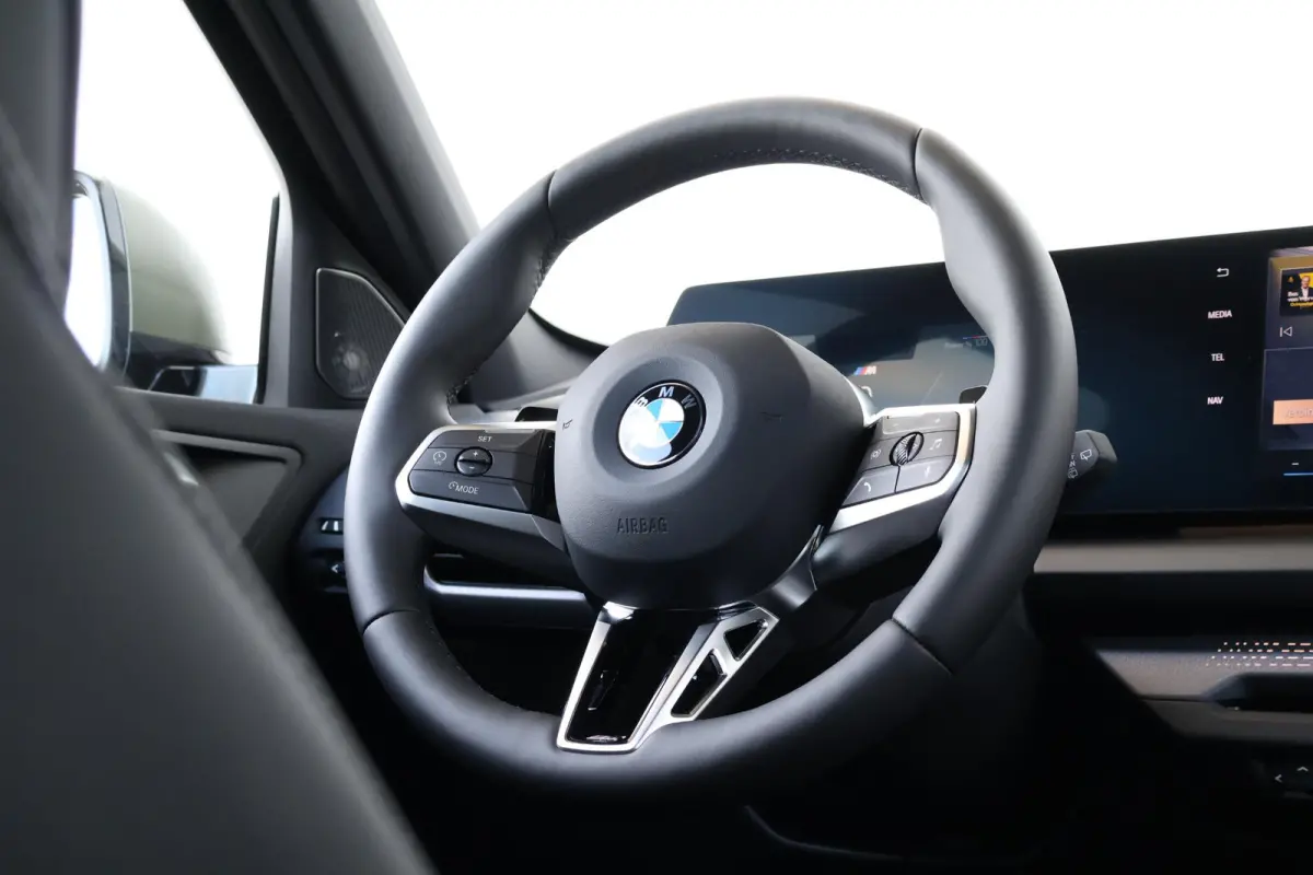 120 M Sport Design Edition | Sport Pakket Pro | Panorama Dak | Driving Assistant Plus | Harman Kardon | Invidual Frozen Urban Green | Parking Assistant Plus |