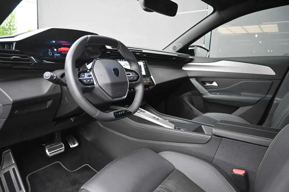 1.2 Hybrid 145 e-DCS6 GT Tot 8 Jaar Garantie! | 360 Camera | Elektr. Stoelen | Elektr. Achterklep | LED-Matrix | Adaptive Cruise | Alcantara | Stuur/Stoelverwarming | !!