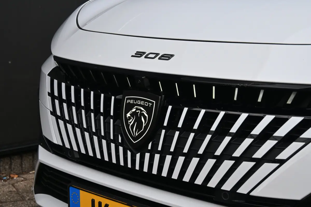 1.2 Hybrid 145 e-DCS6 GT Tot 8 Jaar Garantie! | 360 Camera | Elektr. Stoelen | Elektr. Achterklep | LED-Matrix | Adaptive Cruise | Alcantara | Stuur/Stoelverwarming | !!