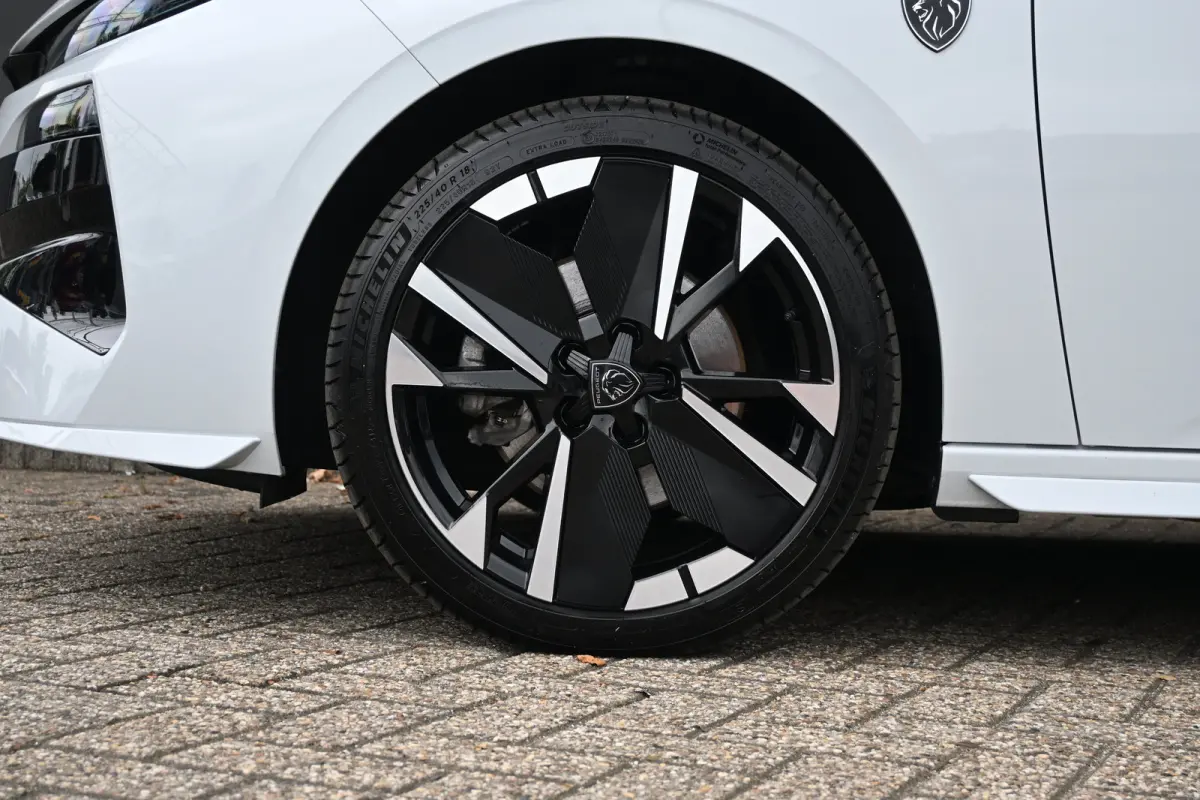 1.2 Hybrid 145 e-DCS6 GT Tot 8 Jaar Garantie! | 360 Camera | Elektr. Stoelen | Elektr. Achterklep | LED-Matrix | Adaptive Cruise | Alcantara | Stuur/Stoelverwarming | !!