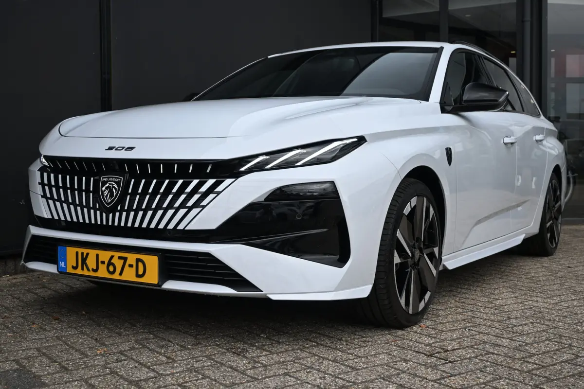 1.2 Hybrid 145 e-DCS6 GT Tot 8 Jaar Garantie! | 360 Camera | Elektr. Stoelen | Elektr. Achterklep | LED-Matrix | Adaptive Cruise | Alcantara | Stuur/Stoelverwarming | !!