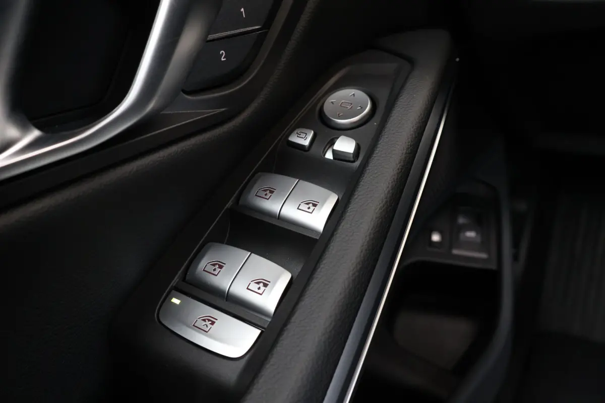 330e | Sport Pakket Pro | Schuif/Kantel Dak | Driving Assistant Professional | Parking Assistant Plus | Adaptieve Led | Elektr. Stoelen | Stuur & Stoel Verwarming |