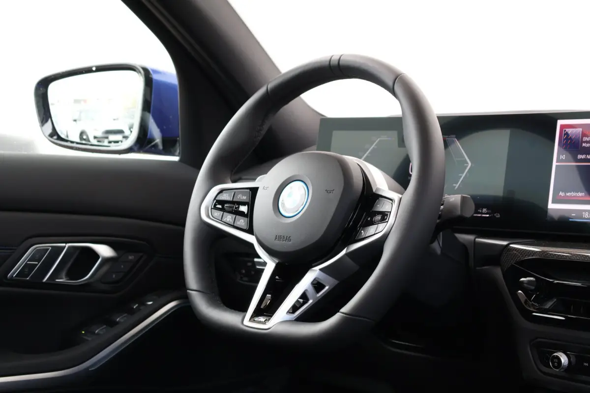 330e | Sport Pakket Pro | Schuif/Kantel Dak | Driving Assistant Professional | Parking Assistant Plus | Adaptieve Led | Elektr. Stoelen | Stuur & Stoel Verwarming |