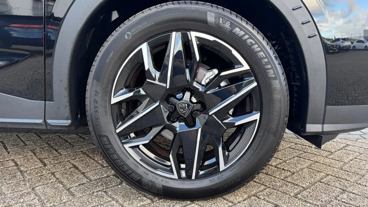 1.2 HYBRID 145PK ALLURE AUTOMAAT / NAVI / LEDER / CLIMA / FULL-LED / 19" LMV / KEYLESS / CAMERA / CRUISECONTROL / ORG. NL. !!
