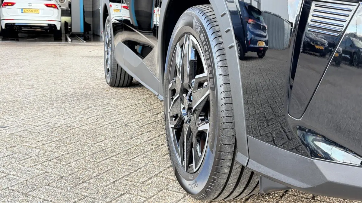 1.2 HYBRID 145PK ALLURE AUTOMAAT / NAVI / LEDER / CLIMA / FULL-LED / 19" LMV / KEYLESS / CAMERA / CRUISECONTROL / ORG. NL. !!