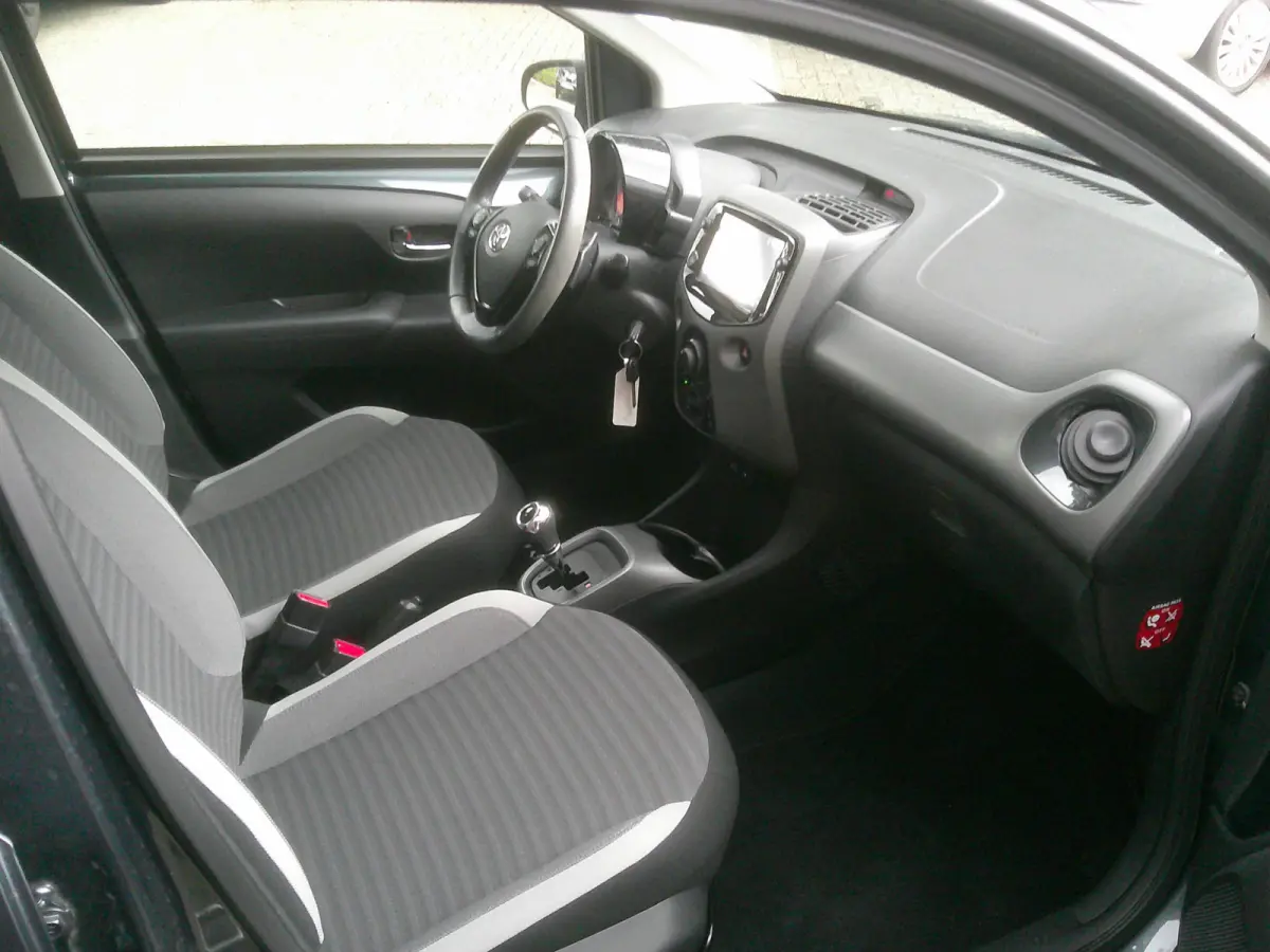 1.0 VVT-i x-play X-Shift Automaat