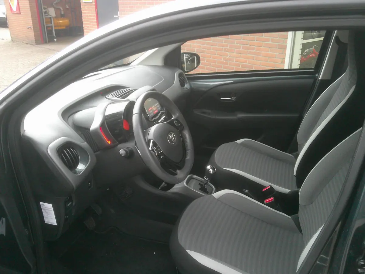 1.0 VVT-i x-play X-Shift Automaat