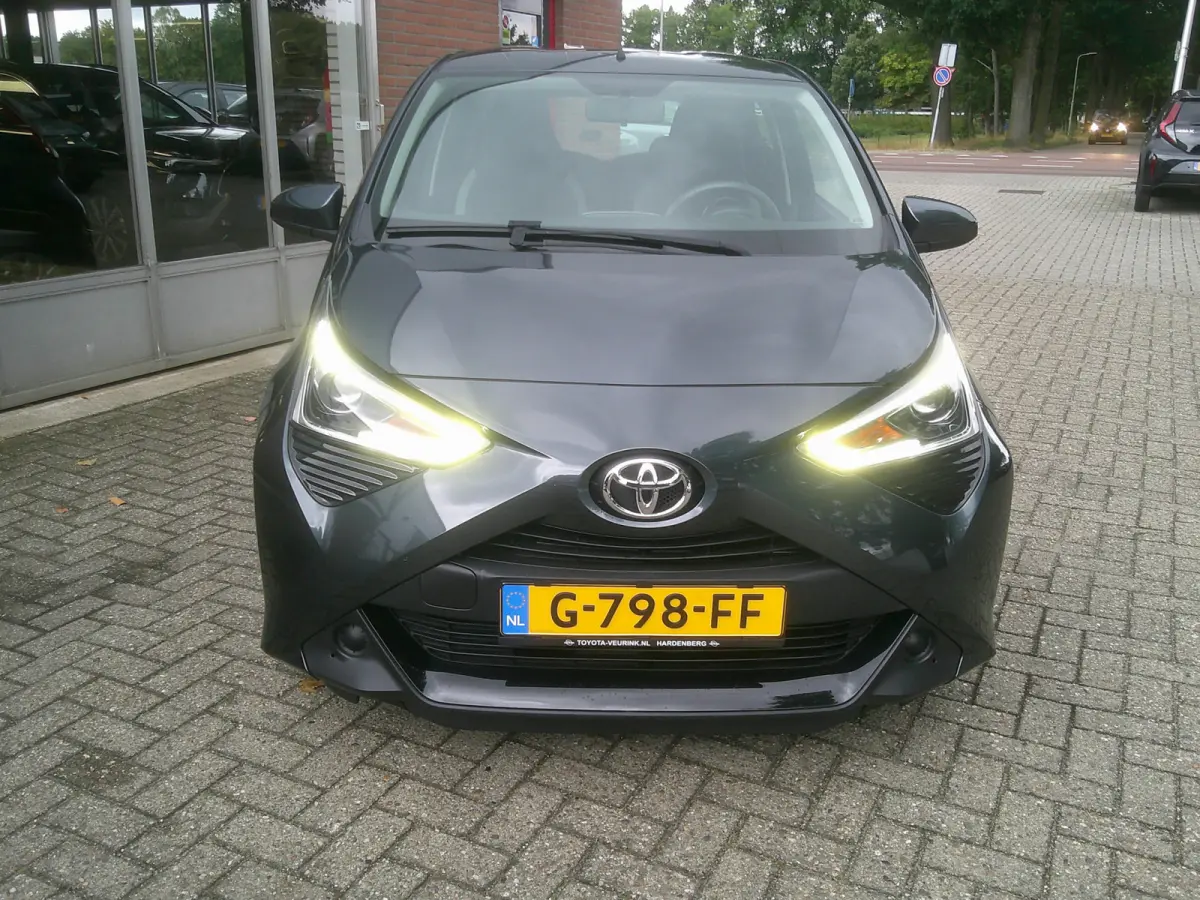 1.0 VVT-i x-play X-Shift Automaat