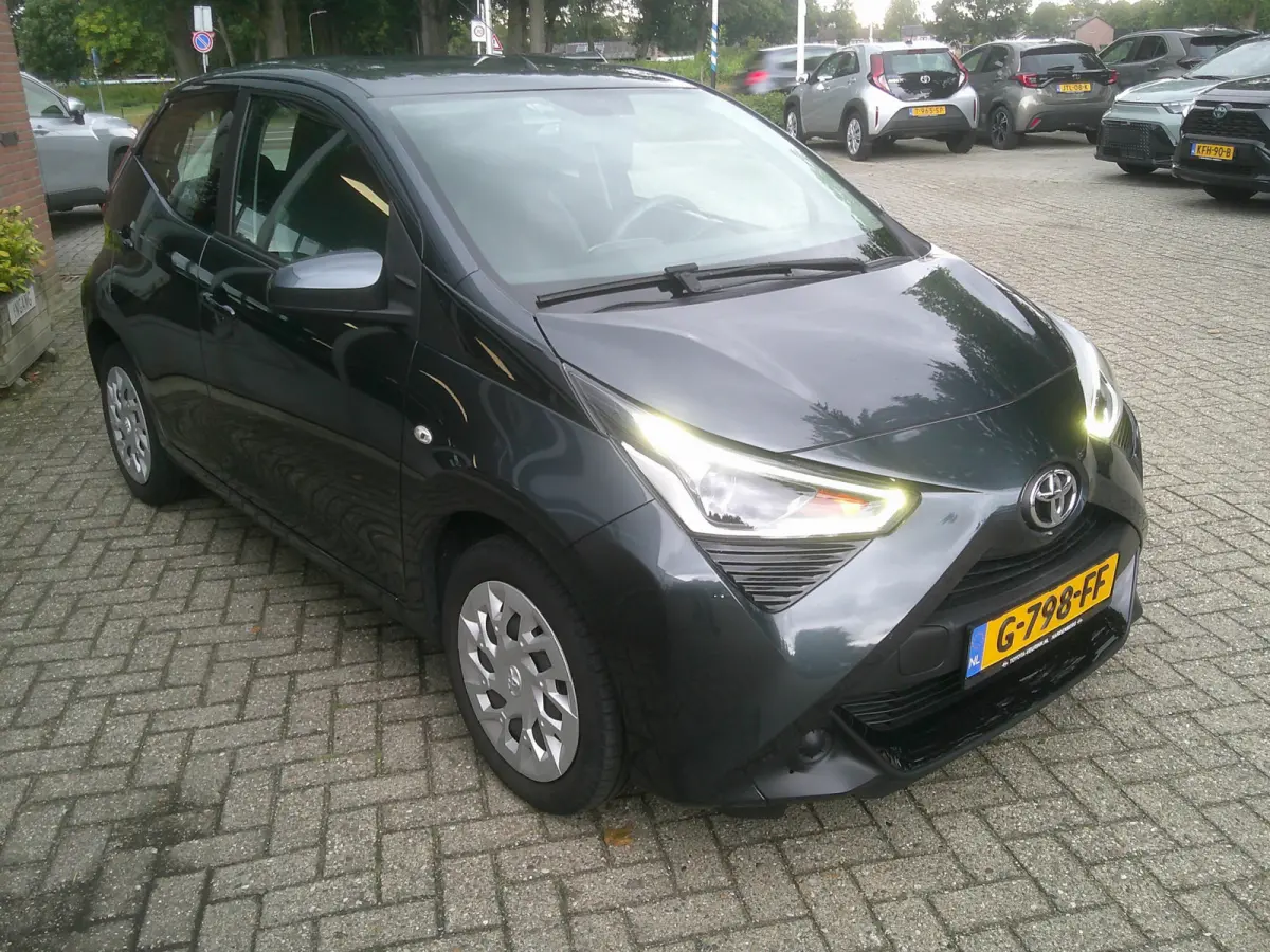 1.0 VVT-i x-play X-Shift Automaat