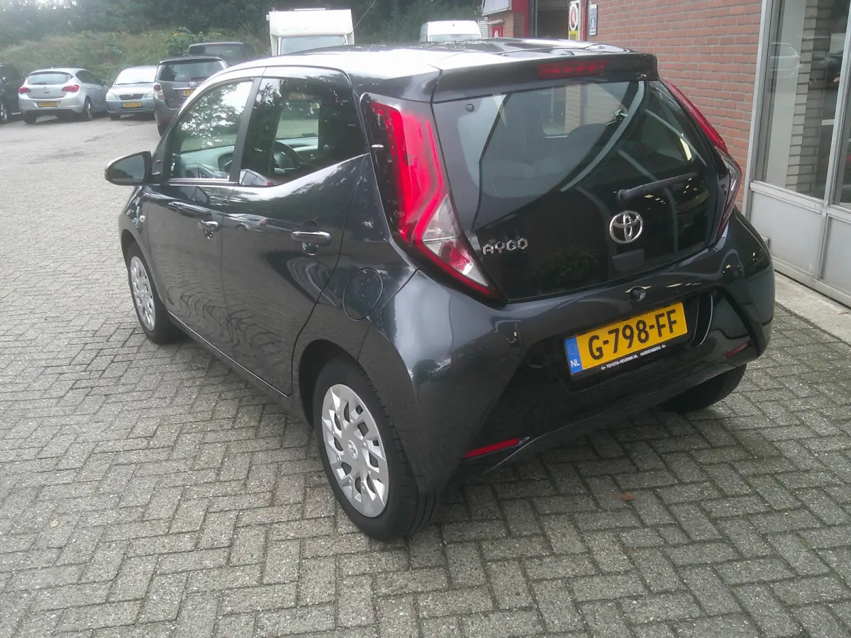 1.0 VVT-i x-play X-Shift Automaat