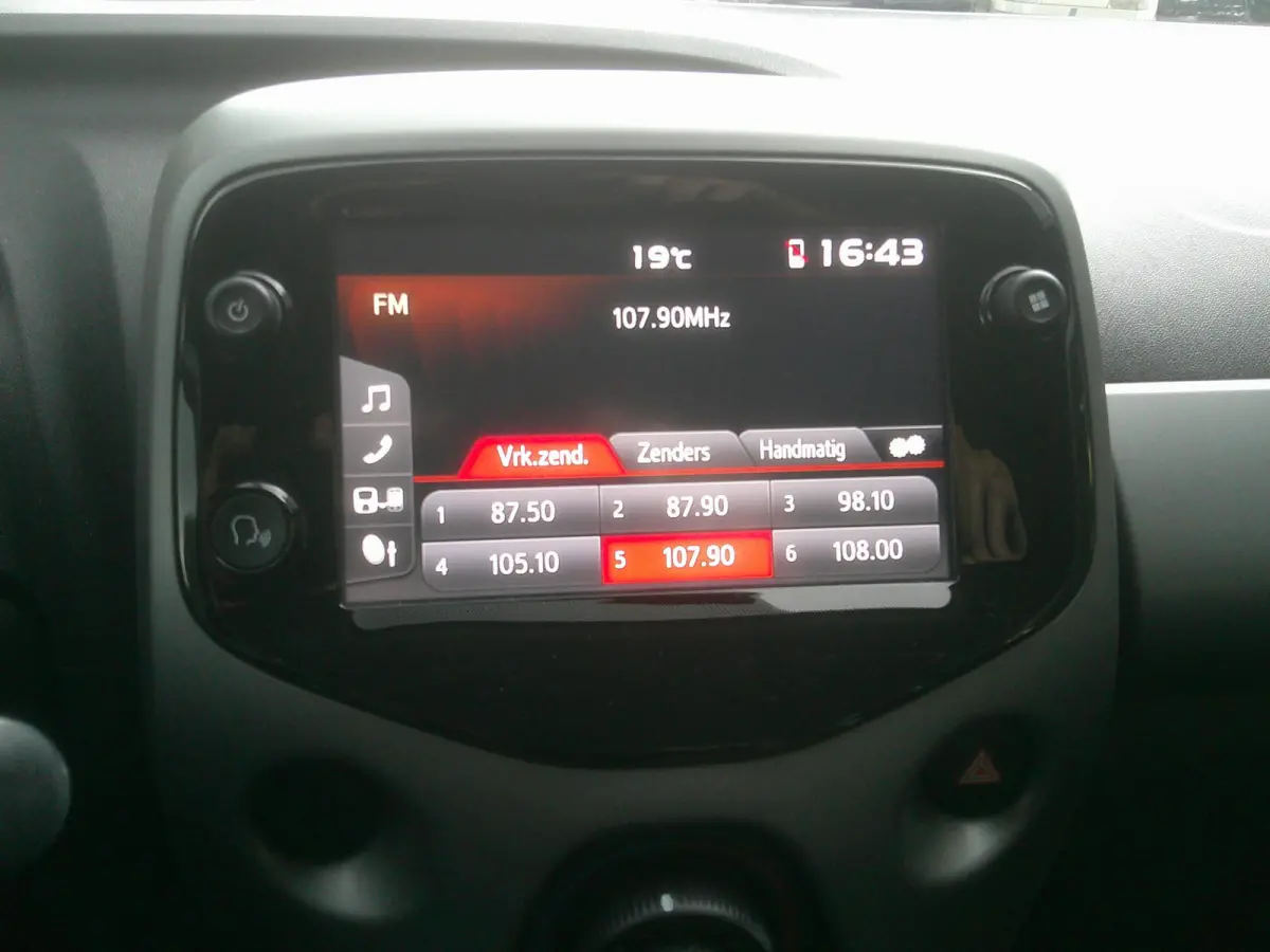 1.0 VVT-i x-play X-Shift Automaat
