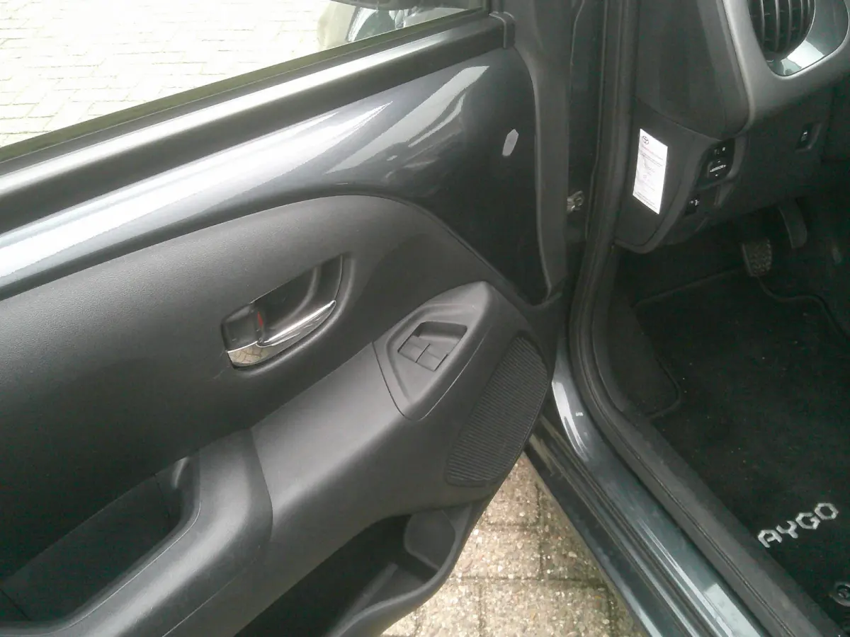 1.0 VVT-i x-play X-Shift Automaat