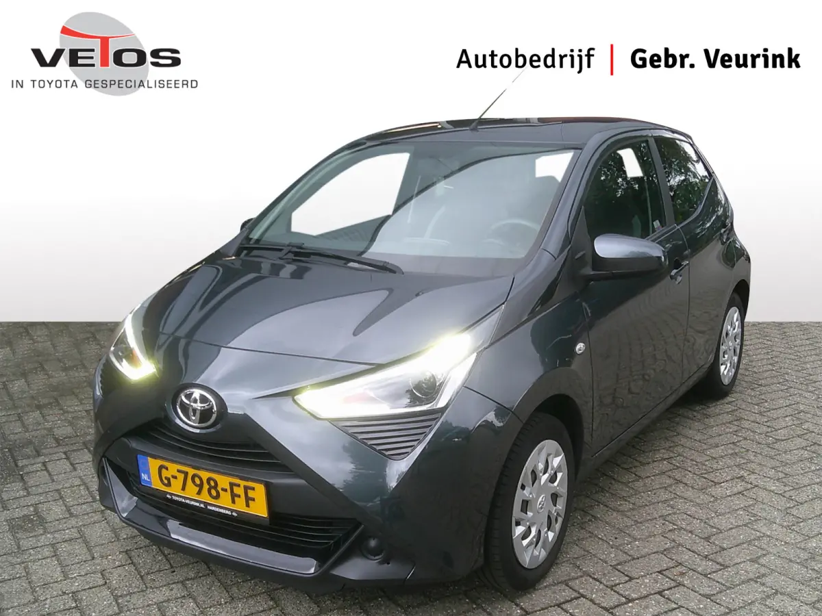 1.0 VVT-i x-play X-Shift Automaat