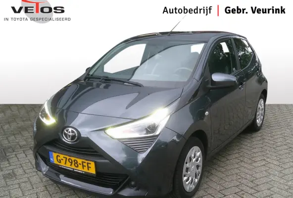 1.0 VVT-i x-play X-Shift Automaat