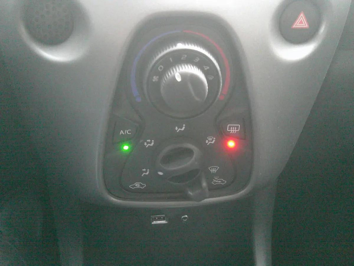 1.0 VVT-i x-play X-Shift Automaat