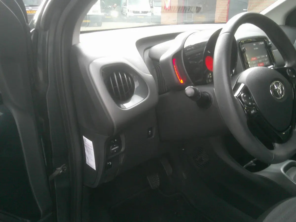 1.0 VVT-i x-play X-Shift Automaat