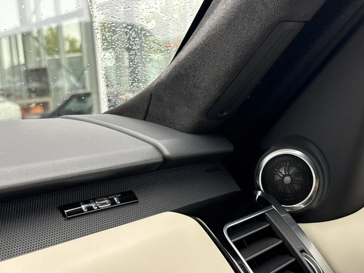 P400 HST | 23'' | Pano | Stoelvent. | Trekhaak | Two tone inter. | Carbon