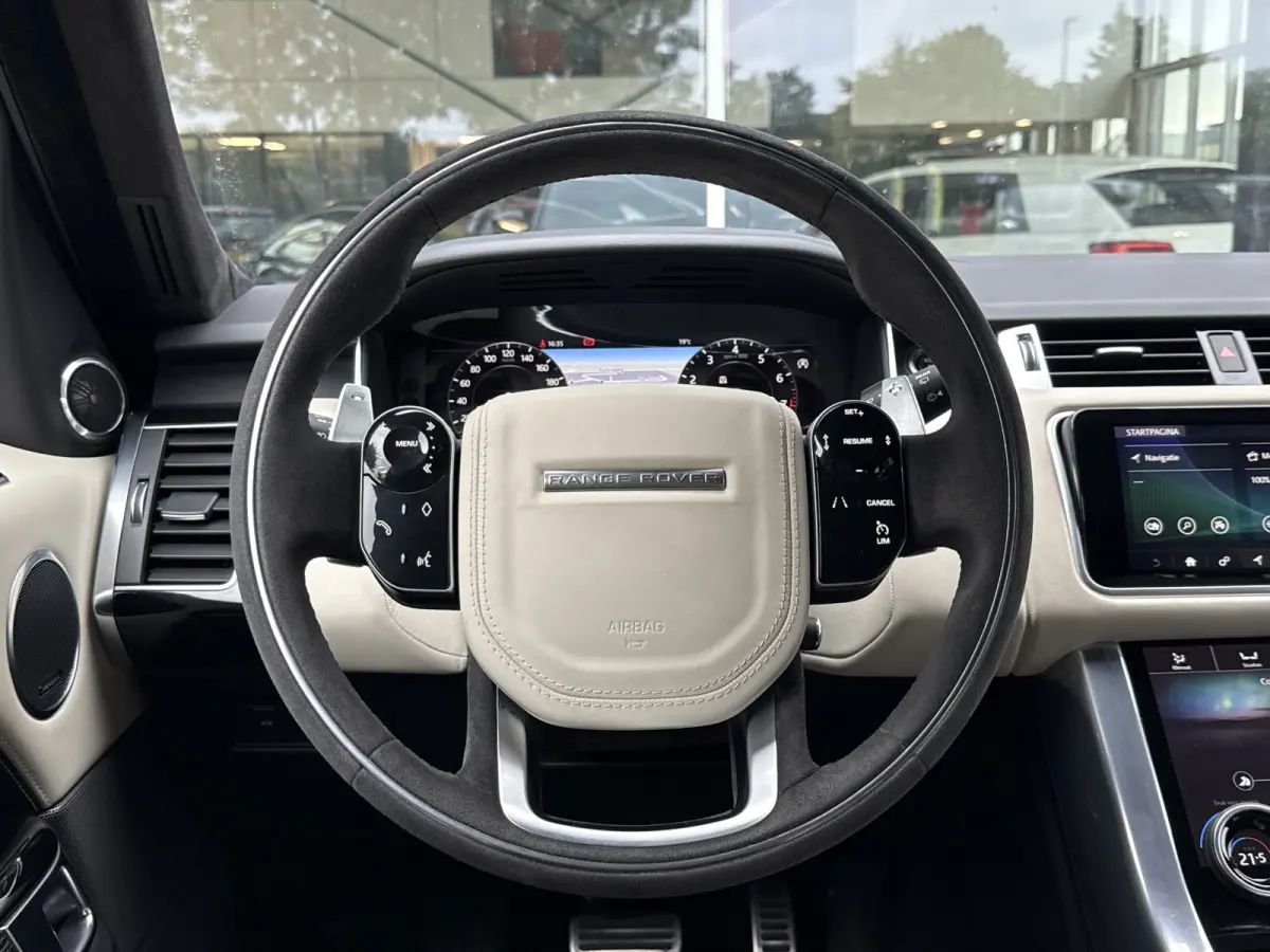 P400 HST | 23'' | Pano | Stoelvent. | Trekhaak | Two tone inter. | Carbon