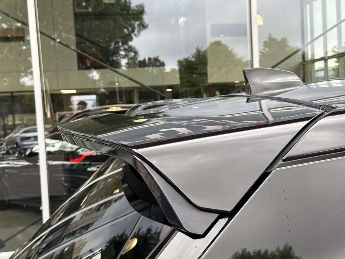 P400 HST | 23'' | Pano | Stoelvent. | Trekhaak | Two tone inter. | Carbon