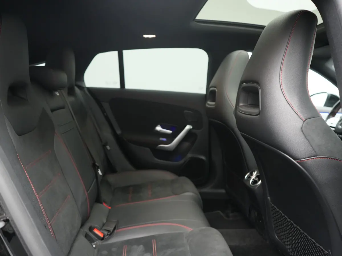 200 Business Solution AMG 164pk Dealer O.H. | Panodak | Camera | Multi Beam LED | Alcantara Sportstoelen Memory & Verwarmd | Sfeerverlichting | Keyless | Apple Carplay | Cruise Control | Nav